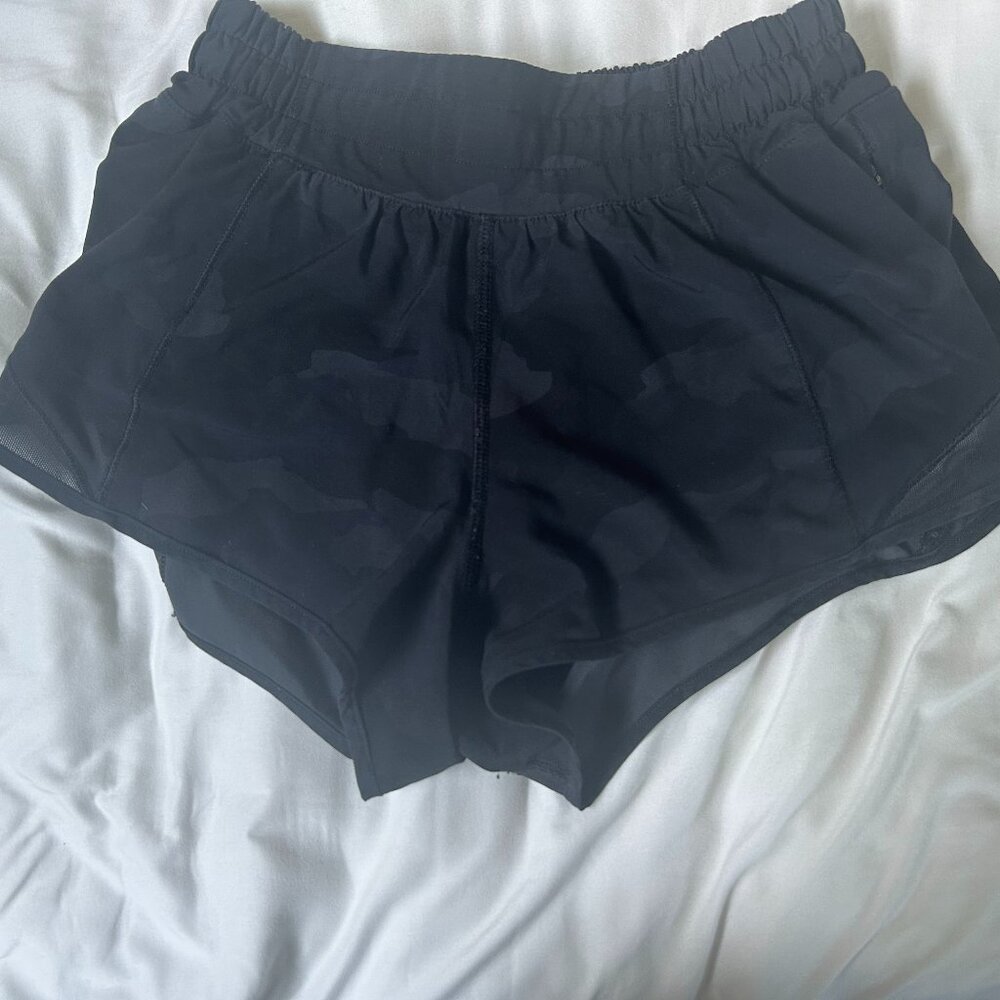 Lululemon Hotty Hot Lowrise 2.5" Shorts - Camo Shorts - Size 2